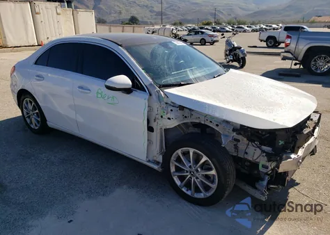 2021 Mercedes-Benz A 220 z USA, uszkodzony, nr VIN W1K3G4EB5MJ287352